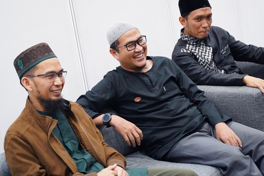 Di Hijrah Fest Ustadz Adi Hidayat Lakukan Sedekah Menakjubkan Di Hijrah Fest Ustadz Adi Hidayat Lakukan Sedekah Menakjubkan