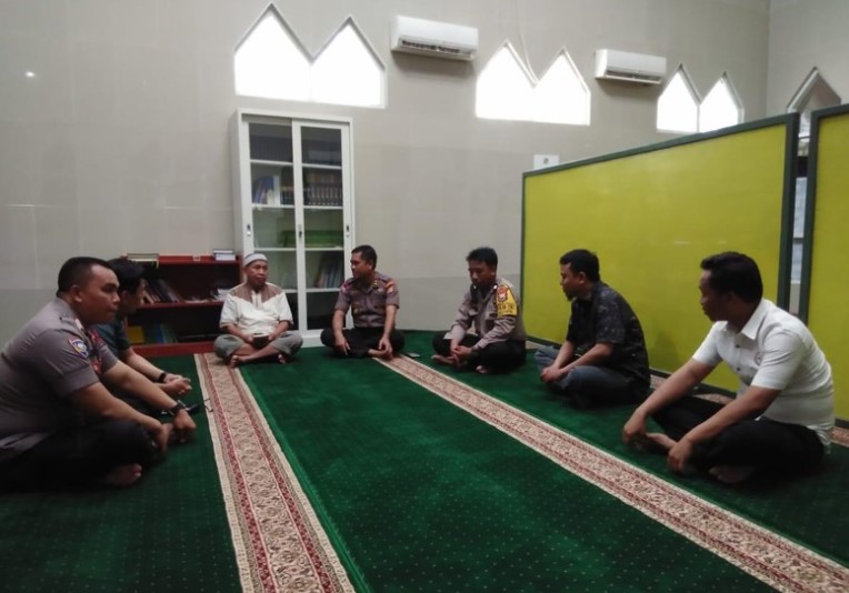 Kronologi 'Polisi Bersepatu' Masuk Masjid