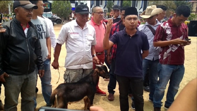 Mengaku Senang Bupati Lampung Utara Kena OTT KPK, Warga Syukuran Potong Kambing