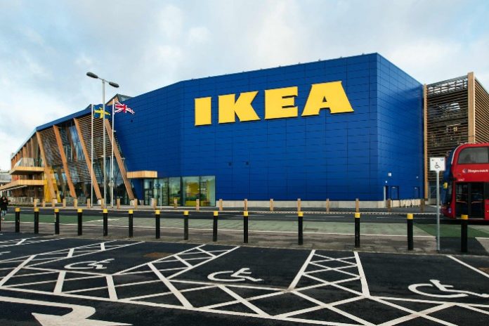 IKEA Bela Pegawainya yang Diserang Pelanggan Rasis Karena Berhijab