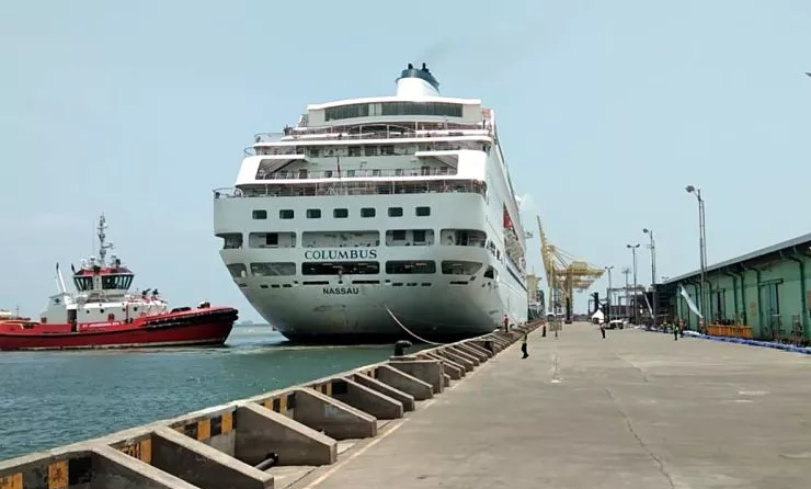 Kapal Pesiar MV Columbus Mengangkut Ratusan Turis Asing Berlabuh di Semarang