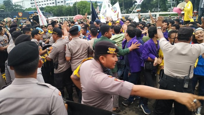 Mahasiswa Hingga Buruh Ditangkap Usai Demo Tolak Omnibus Law