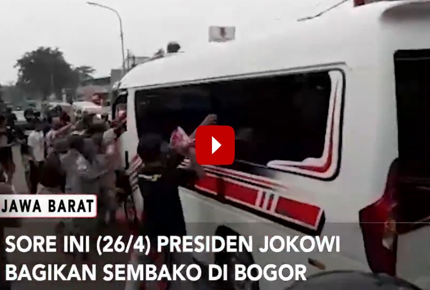Jokowi Bagi-Bagi Sembako dari Mobil