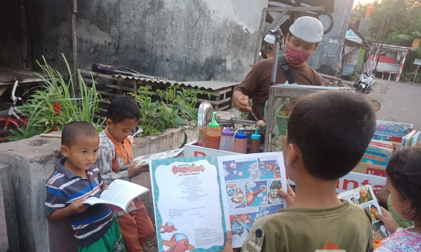 Pedagang Pentol di Jombang Keliling Sambil Membawa Buku 