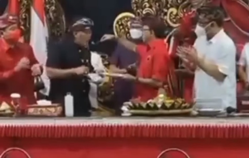 PDIP Bali Tiup Lilin Suap-suapan
