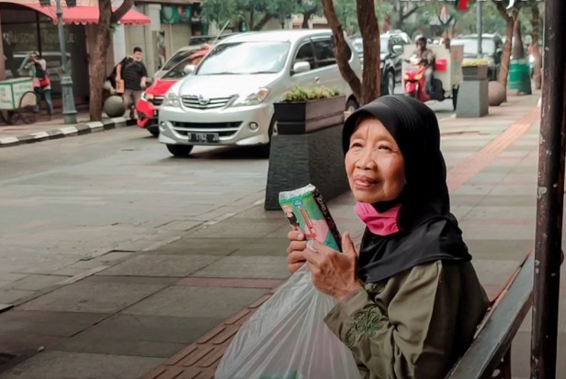 Nenek Suhaimi Penjual Tisu di Bandung Rezeki Halal