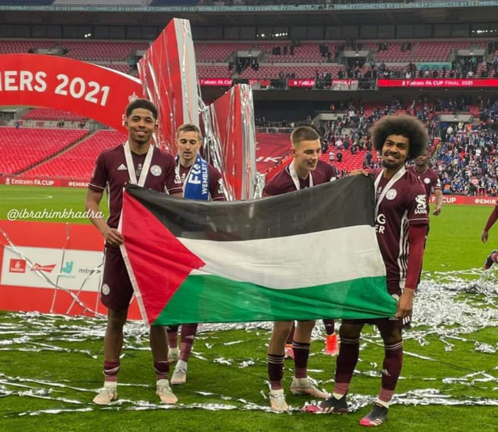 Raih Piala FA, Dua Pemain Leicester City Bentangkan Bendera Palestina