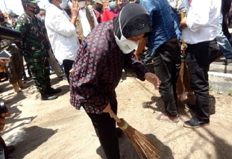 Risma Nyapu Kompleks Makam Syekh Burhanuddin Ulakan
