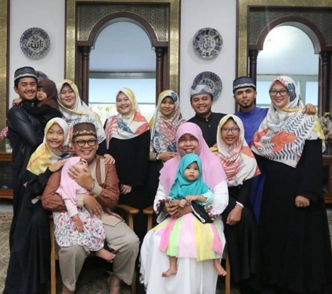 Kesuksesan Mang Oded Mendidik Tujuh Putrinya Menjadi Penghafal Al-Qur'an