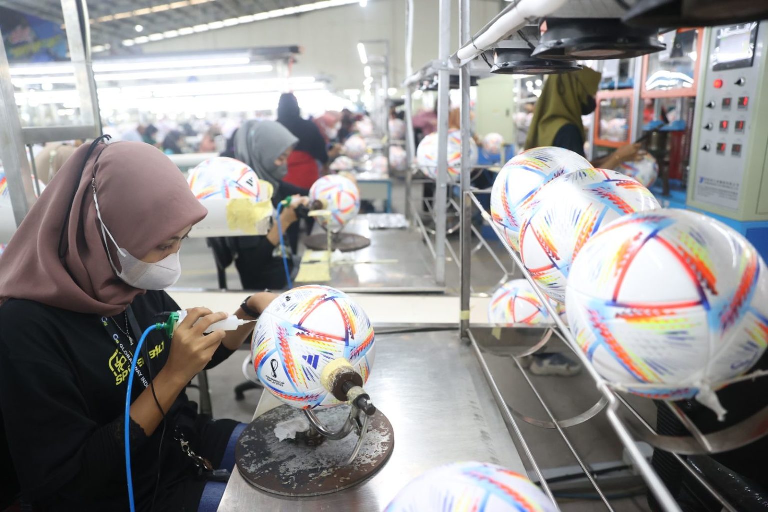 Adidas Percayakan Pembuatan Bola Resmi Piala Dunia 2022 di Madiun