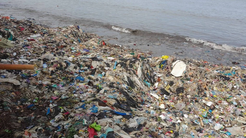 Pantai Teluk Penuh Sampah